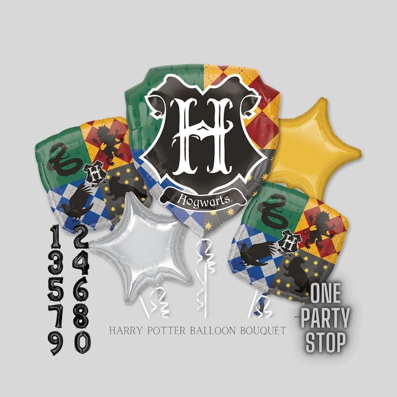 K&ouml;nnte beinhalten: Ein Harry Potter-Themenballon-Bouquet mit schildf&ouml;rmigen Ballons mit Hogwarts-Wappen, sternf&ouml;rmigen Ballons und schwarzen Zahlenballons. Das Bouquet enth&auml;lt den Text "Harry Potter Balloon Bouquet" und "One Party Stop".