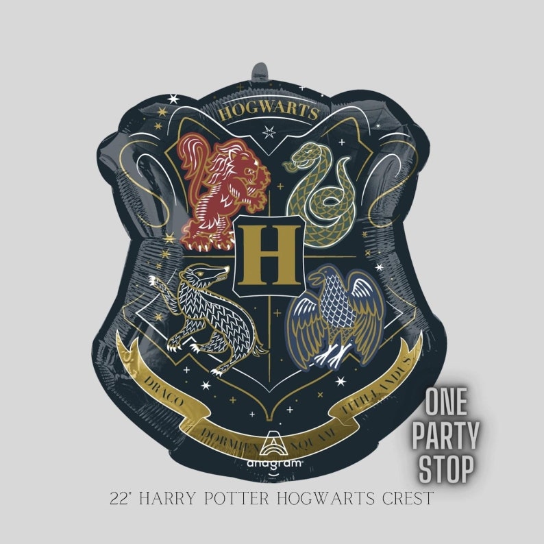 K&ouml;nnte beinhalten: Ein 22-Zoll (56 cm) Harry Potter Hogwarts Crest Ballon. Der schildf&ouml;rmige Ballon zeigt das Hogwarts-Wappen mit einem L&ouml;wen, einer Schlange, einem Dachs und einem Adler. Der Ballon ist dunkelblau mit goldenen und roten Akzenten, und der Text "Hogwarts" steht oben.