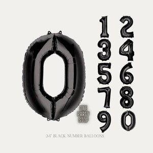 K&ouml;nnte beinhalten: Schwarze Zahlenballons von 0 bis 9 vor neutralem Hintergrund. Die Ballons sind 86 cm gro&szlig; und eignen sich f&uuml;r Geburtstage und Feiern. Der Text "ONE PARTY STOP" und "34" BLACK NUMBER BALLOONS" ist sichtbar.
