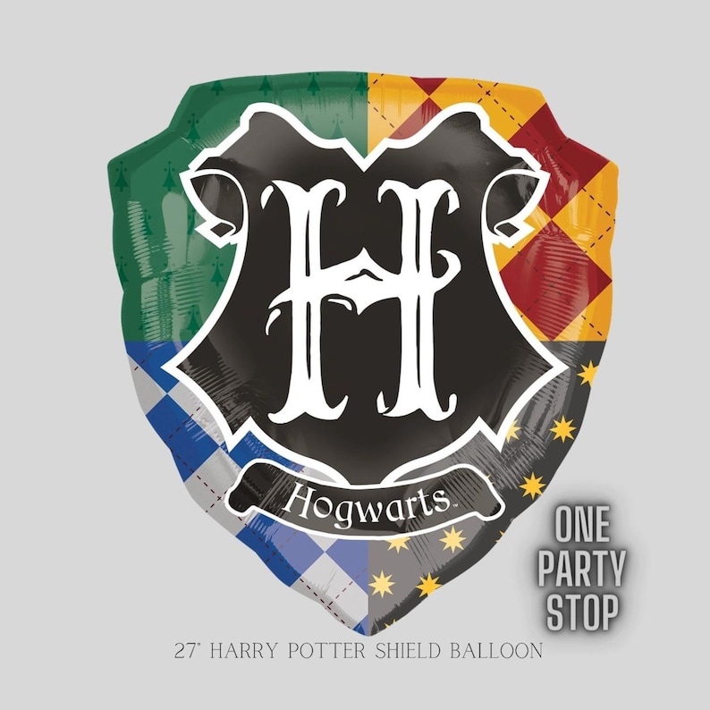 K&ouml;nnte beinhalten: Schildf&ouml;rmiger Ballon mit dem Hogwarts-Wappen aus der Harry-Potter-Reihe. Der Ballon ist in vier Abschnitte unterteilt: gr&uuml;n, gelb, rot und blau, mit dem Hogwarts-Emblem in der Mitte. Der Ballon misst 68,58 cm.