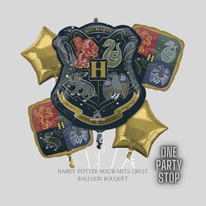 K&ouml;nnte beinhalten: Ein Harry Potter Hogwarts Crest Ballon-Bouquet. Der Mittelpunkt ist ein schildf&ouml;rmiger Ballon mit dem Hogwarts-Wappen, umgeben von goldenen sternf&ouml;rmigen und quadratischen Ballons. Der Text "HARRY POTTER HOGWARTS CREST BALLOON BOUQUET" ist sichtbar.