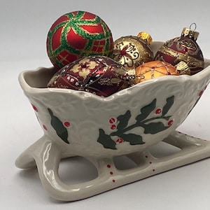 Vintage Ceramic Sleigh, White Ceramic Sleigh, Christmas Ceramic Sleigh, Sleigh planter, Sleigh Candy Dish, White and green holly sleigh