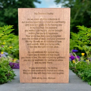 Placa de madera de roble oscuro personalizada, placas de nombre grabadas, cartas personalizadas para un ser querido, placas colgantes personalizadas, regalo de aniversario para mujeres