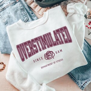 Moletom universitário superestimulado, moletom engraçado de saúde mental, gola redonda de ansiedade, moletom de mãe estressada, suéter divertido de presente introvertido