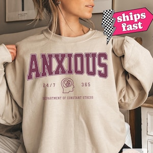 Sudadera con letras de ansiedad universitaria, sudadera divertida sobre salud mental, camiseta de cuello redondo para mamá sobreestimulada con ansiedad, regalo divertido de sudadera para introvertido