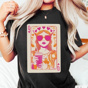 Comfort Colors Queen of Hearts Playing Card Funky Shirt, maglietta regalo di San Valentino preppy, maglietta preppy Y2k, maglietta massimalista, San Valentino retrò