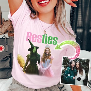 Maglietta personalizzata Wicked Witch Wizard con foto AI personalizzata in rosa e verde, Land of Oz Broomstick Tiara Witchy regalo fotografico personalizzato Tshirt
