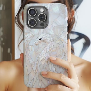 Può includere: Custodia per iPhone bianca con finitura madreperlacea iridescente e design di drago bianco.