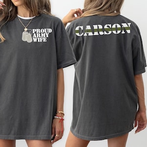 Benutzerdefinierte Armee Frau Shirt mit Namen, personalisierte Army Solider Familie Shirt, stolze Militärfamilie Komfort Farben Green Line Dog Tags Tshirt