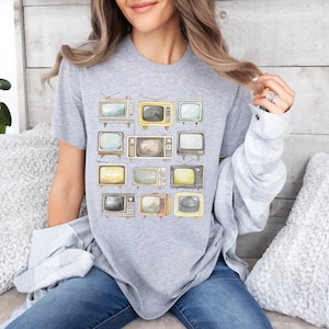 T-shirt TV vintage, regalo per gli amanti della televisione retrò, t-shirt del programma televisivo acquerello, camicia Old School Distressed, top unisex con motivo collage TV girocollo