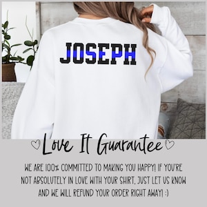 K&ouml;nnte beinhalten: Wei&szlig;er Pullover mit einem blauen Streifen und dem Namen "JOSEPH" auf der R&uuml;ckseite. Der Text "Love It Guarantee" ist unter dem Bild gedruckt.