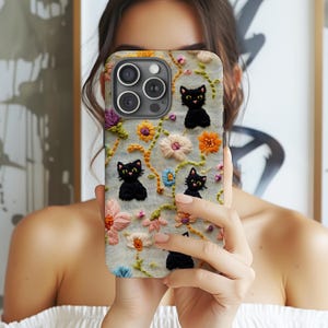 Schwarze Katze Stickerei Muster Robuste Handyhülle für iPhone Pixel Galaxy, Bestickte Handyhülle mit Blumencharme, Katzenliebhaber Cottagecore Handyhülle