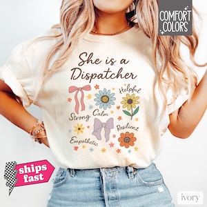 Sie ist ein Dispatcher Comfort Colors Shirt, Geschenk für 911 Dispatcher, 911 Notfall-Shirt, Dispatcher-Tagesgeschenk, Fernmeldedienst 911