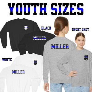 K&ouml;nnte beinhalten: Drei Sweatshirts in Kindergr&ouml;&szlig;en in Schwarz, Wei&szlig; und Grau mit einem blauen Streifen und dem Wort "MILLER" auf der R&uuml;ckseite. Die Sweatshirts haben au&szlig;erdem ein Polizeibadge mit einem blauen Streifen auf der Vorderseite. Der Text "YOUTH SIZES" ist oben im Bild gedruckt.