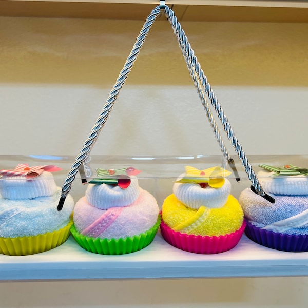 Cadeau baby shower, gants de toilette et chaussettes pour bébé, cupcakes