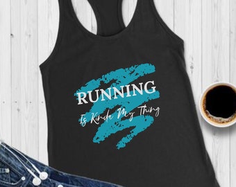 Può includere: Canotta nera con una grafica blu e bianca che dice "Running is Kinda My Thing".
