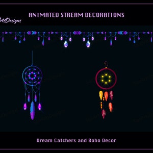 Peut inclure: Décorations animées pour flux avec deux attrape-rêves aux plumes et perles colorées. Les attrape-rêves sont dans un schéma de couleurs bleu foncé et rouge. Le haut de l'image présente une guirlande de flèches et de cristaux dans un schéma de couleurs violet et bleu. Le texte "Décorations animées pour flux" et "Attrape-rêves et décor bohème" sont également inclus dans l'image.