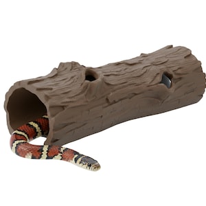 Op de afbeelding: Een bruine, boomstamvormige schuilplaats voor reptielen met drie gaten. Een kleurrijke slang met rode, zwarte en witte markeringen is gedeeltelijk zichtbaar en komt uit de schuilplaats. De reptielenhabitat is ontworpen om een natuurlijke omgeving na te bootsen.