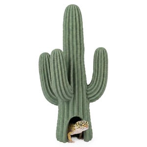 Op de afbeelding: Een saliegroene, cactusvormige schuilplaats voor huisdieren met een kleine opening aan de basis. Een luipaardgekko met gele en zwarte vlekken kijkt uit de opening. De cactus heeft verticale ribbels.