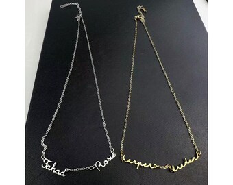 Könnte beinhalten: Zwei silberne Halsketten mit personalisierten Namen. Die erste Halskette trägt den Namen "Fahad" und die zweite Halskette trägt den Namen "Rose". Die zweite Halskette ist golden und trägt die Namen "Harper" und "Hudson".