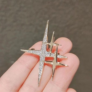 High Quality Double Letter Brooch In Sweet Wind INS Design For Suit Ladies  Suit Accessories From Ming0101, $1.97