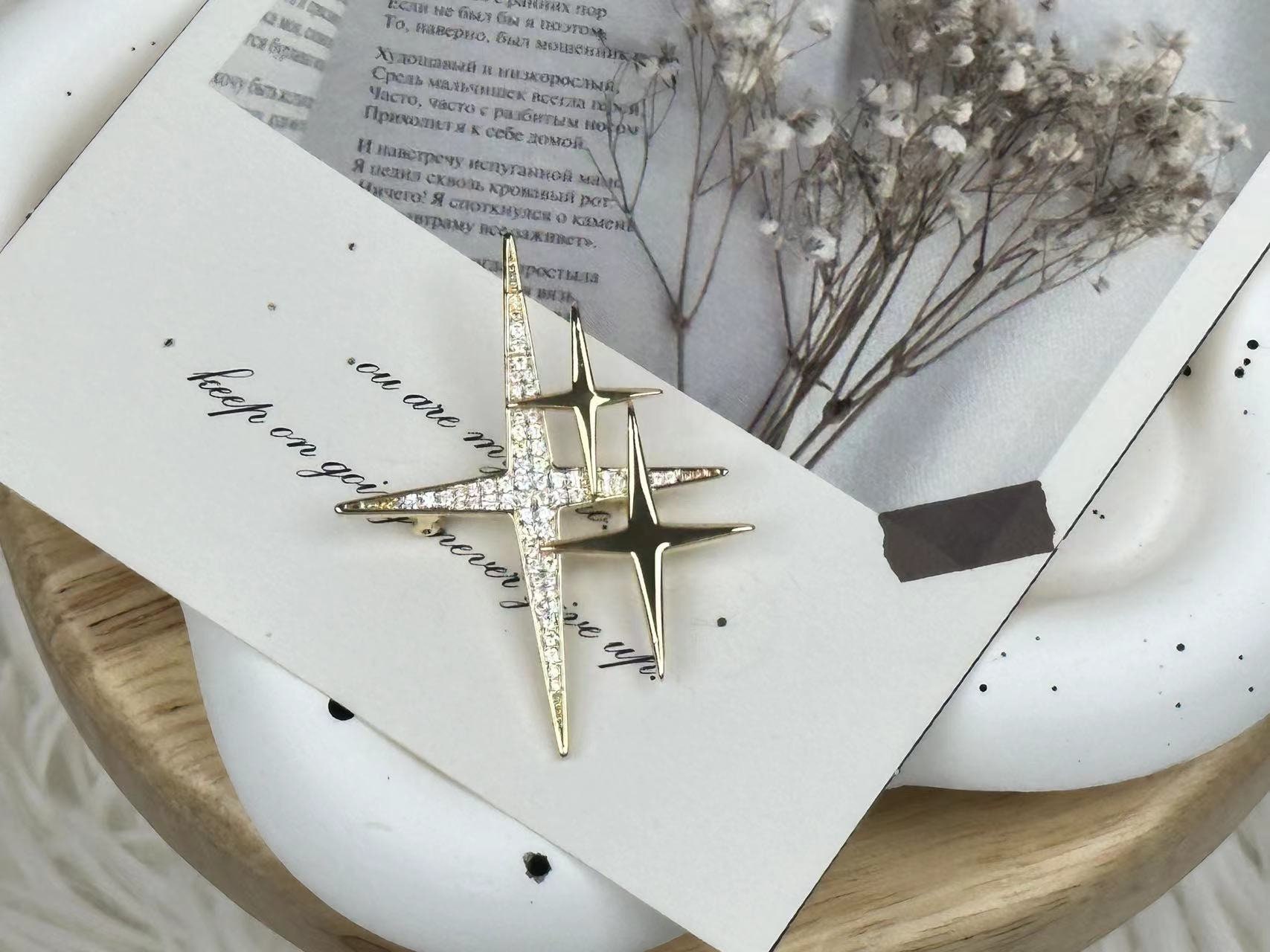 Star brooch, zircon pin, anti slip buckle of fixed clothes, sweater, suit accessories, gifts for her