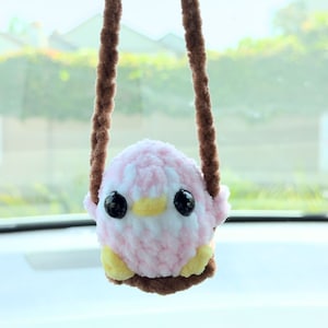 Pinguim de crochê em um balanço, animal de pelúcia, mini amigurumi, bicho de pelúcia fofo, cabide de carro, decoração de carro amigurumi, pássaro de crochê, pingente de carro