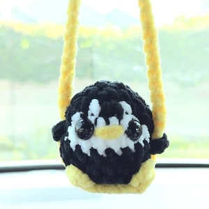 Pinguim de crochê em um balanço, animal de pelúcia, mini amigurumi, bicho de pelúcia fofo, cabide de carro, decoração de carro amigurumi, pássaro de crochê, pingente de carro