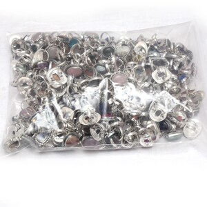 Puede incluir: Una bolsa de pl&aacute;stico transparente llena de numerosos anillos plateados. Los anillos presentan varias engastes de piedras preciosas en una variedad de formas y colores, incluyendo piedras rosas, azules y transparentes. Los anillos son de diferentes tama&ntilde;os y estilos.