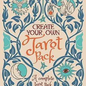 以下が含まれることがあります： オレンジ色の筆記体で「Create Your Own Tarot Pack」と書かれたタロットカードパック。クリーム色の背景に、月、太陽、星など、青とティールの花柄と天体のイラストが描かれています。