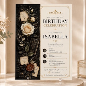Può includere: Un invito di compleanno rettangolare con un pannello sinistro nero decorato con rose color crema, piccoli fiori bianchi e frammenti di carta vintage con un sigillo di ceralacca. Il pannello destro è color crema con testo nero: YOU'RE INVITED TO A BIRTHDAY CELEBRATION, ISABELLA.