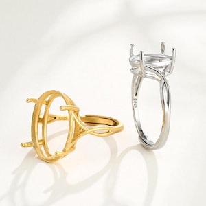 Könnte beinhalten: Zwei Ringe, einer goldfarben und einer silberfarben, werden gezeigt. Der goldfarbene Ring hat ein verstellbares Band und eine Fassung zur Aufnahme eines Edelsteins. Der silberfarbene Ring hat ein verdrehtes Band und eine ähnliche Fassung. Beide sind für die Schmuckherstellung konzipiert.