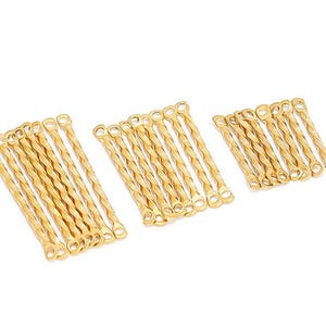 Puede incluir: Un conjunto de 18 piezas de conexión de metal retorcido de color dorado. Las piezas miden aproximadamente 2,5 cm de largo y tienen un bucle en cada extremo.