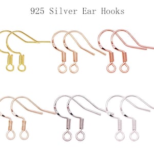 Puede incluir: Seis pares de ganchos para pendientes de plata 925, dos pares de cada en oro, oro rosa y plata.