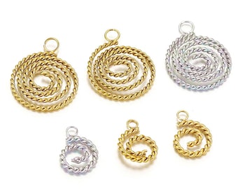 Op de afbeelding: Vijf verschillende maten gouden en zilveren spiraalcharms. De charms zijn gemaakt van gedraaid draad en hebben een lus aan de bovenkant om aan sieraden te bevestigen.