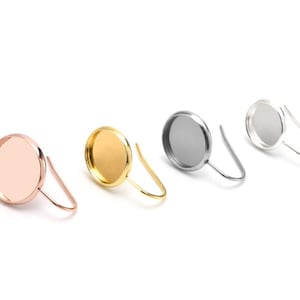 Peut inclure: Quatre apprêts de boucles d'oreilles avec des bélières rondes en or, argent et or rose.