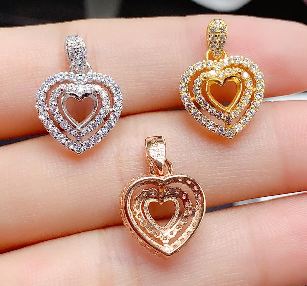 1個 5 x 5 mm ハートシェイプ 3プロングベゼルセッティング、CZパヴェ