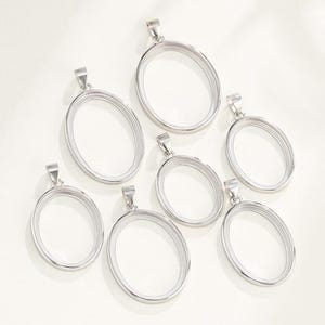 Puede incluir: Conjunto de siete marcos ovalados de plata para colgantes de diferentes tama&ntilde;os. Los marcos son de metal y tienen un acabado liso y pulido.