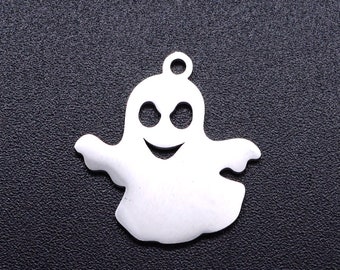 Pode incluir: Um amuleto de fantasma de metal branco com um rosto sorridente e dois olhos. O amuleto é perfeito para adicionar um toque assustador a joias ou artesanato.