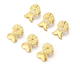 Op de afbeelding: Zes gouden oorbelruggen met vlinder- en hartmotieven. De ruggen zijn ontworpen om te gebruiken met oorbelsteentjes.