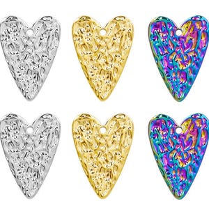 Peut inclure: Six breloques en métal en forme de cœur dans trois finitions différentes : argent, or et irisé. Chaque breloque a une surface texturée et un petit trou en haut pour l’attacher à des bijoux ou d’autres objets artisanaux.