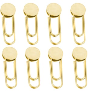 Op de afbeelding: Acht goudkleurige paperclips met een cirkelvormige bovenkant en een gebogen, langwerpig lichaam. De paperclips zijn gerangschikt in twee rijen van vier tegen een witte achtergrond. Kantoorbenodigdheden.