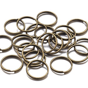 Pu&ograve; includere: Un mucchio di 20 portachiavi in ​​oro antico. I portachiavi sono in metallo e hanno un diametro di circa 2,5 cm.