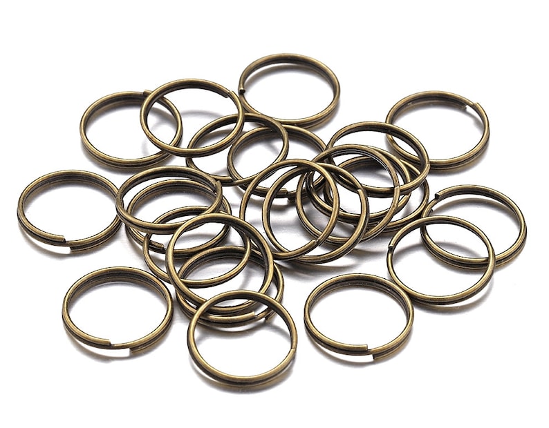 Pu&ograve; includere: Un mucchio di 20 portachiavi in ​​oro antico. I portachiavi sono in metallo e hanno un diametro di circa 2,5 cm.