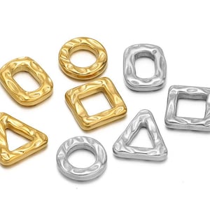 Puede incluir: Una colección de hallazgos de joyería geométrica en tonos dorados y plateados. Las formas incluyen triángulos, cuadrados, rectángulos y círculos. Cada pieza tiene una textura martillada, lo que les da una apariencia única y artesanal. Ideal para hacer joyas.