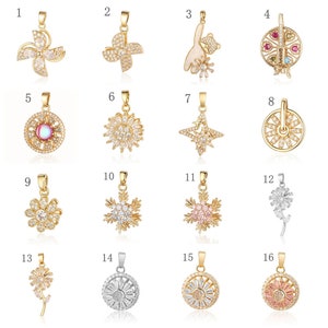 Könnte beinhalten: Ein Set mit 16 goldfarbenen Anhängern mit verschiedenen Designs, darunter Blumen, Schneeflocken, Sterne und geometrische Formen. Jeder Anhänger ist mit klaren und farbigen Kristallen verziert.