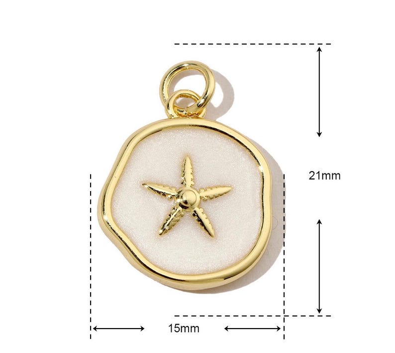K&ouml;nnte beinhalten: Goldfarbener Anh&auml;nger mit einem wei&szlig;en Emaille-Seestern-Design. Der Anh&auml;nger hat einen Durchmesser von 15 mm und eine H&ouml;he von 21 mm.