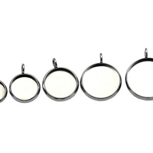 Peut inclure: Cinq plateaux de pendentif en métal argenté de tailles différentes. Les plateaux sont ronds et ont une finition lisse et polie. Ils sont conçus pour contenir de petits objets, tels que des photos, des breloques ou d'autres éléments décoratifs.