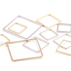 Op de afbeelding: Assortiment van gouden en zilveren vierkante springringen in verschillende maten. Deze metalen ringen zijn geweldig voor het maken van sieraden en knutselen.