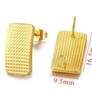 Può includere: Orecchini a bottone rettangolari color oro. Uno ha una superficie strutturata e puntinata, l'altro un design scanalato. Ogni orecchino misura 16,5 mm per 9,5 mm.